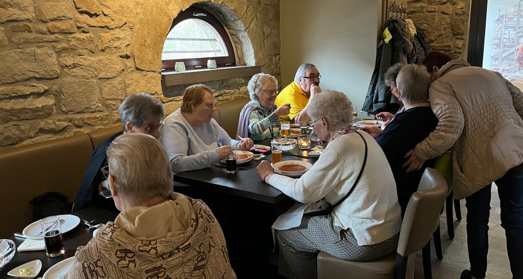 Senioren-Essen im italienischen Nobel-Restaurant Linguini