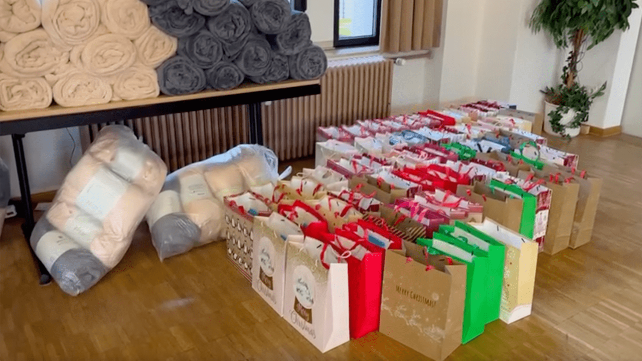 Kuschelige Wolldecken und Weihnachtstaschen mit Pralinen bei der letzten Seniorentafel in Dortmund Hörde vor Weihnachten